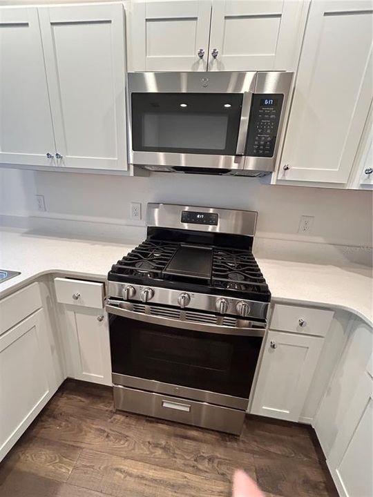 合同活跃: $245,900 (2 贝兹, 2 浴室, 987 平方英尺)