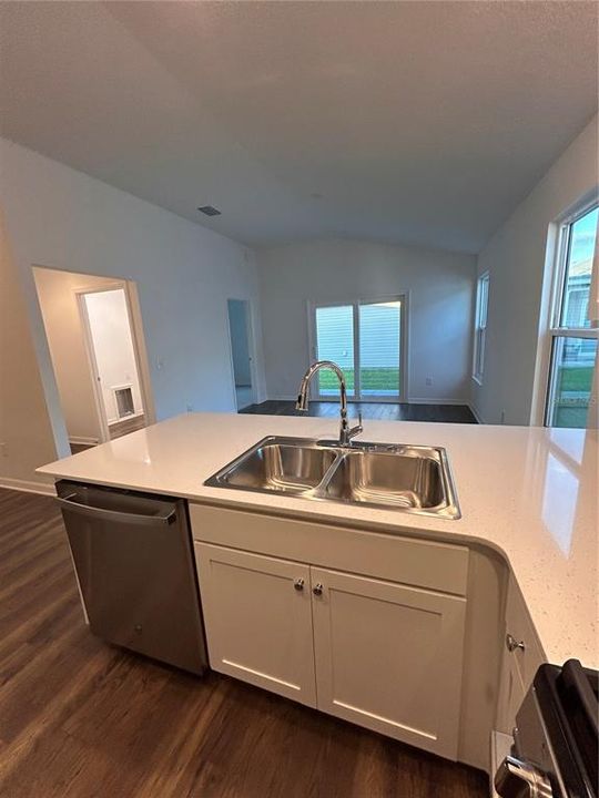 合同活跃: $245,900 (2 贝兹, 2 浴室, 987 平方英尺)