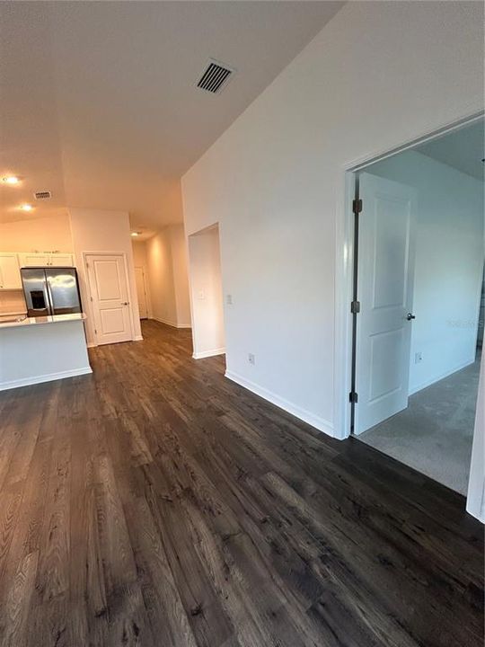 合同活跃: $245,900 (2 贝兹, 2 浴室, 987 平方英尺)