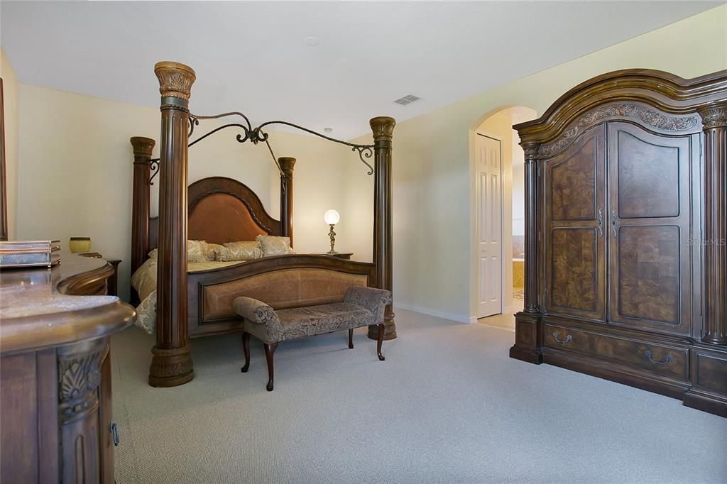 For Sale: $810,000 (6 beds, 4 baths, 4305 Square Feet)