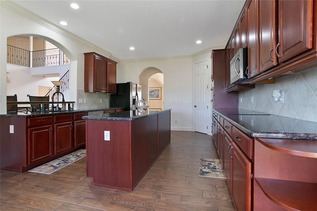 For Sale: $810,000 (6 beds, 4 baths, 4305 Square Feet)