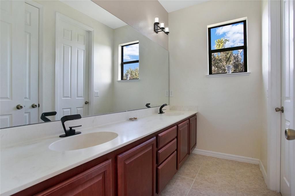 For Sale: $810,000 (6 beds, 4 baths, 4305 Square Feet)