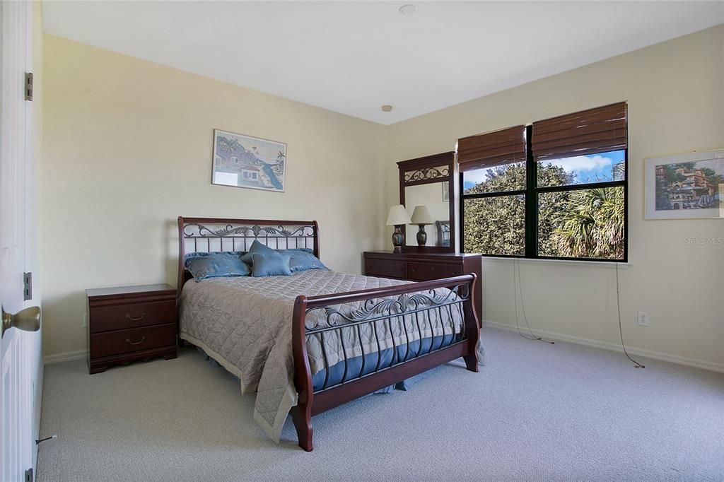 For Sale: $810,000 (6 beds, 4 baths, 4305 Square Feet)