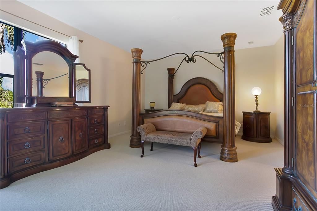 For Sale: $810,000 (6 beds, 4 baths, 4305 Square Feet)