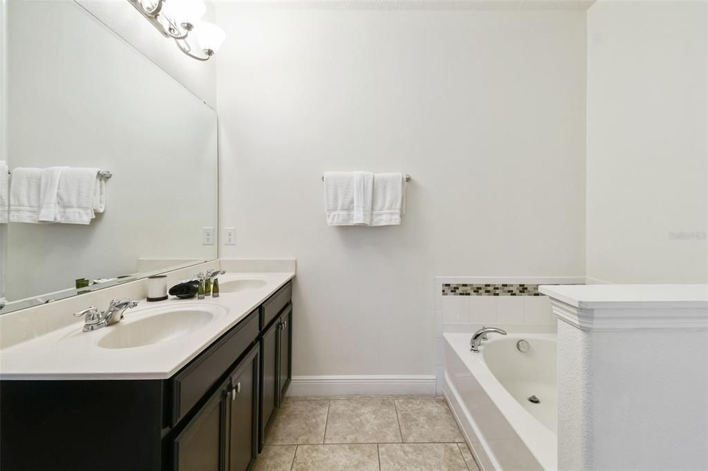 For Sale: $600,000 (5 beds, 4 baths, 2723 Square Feet)