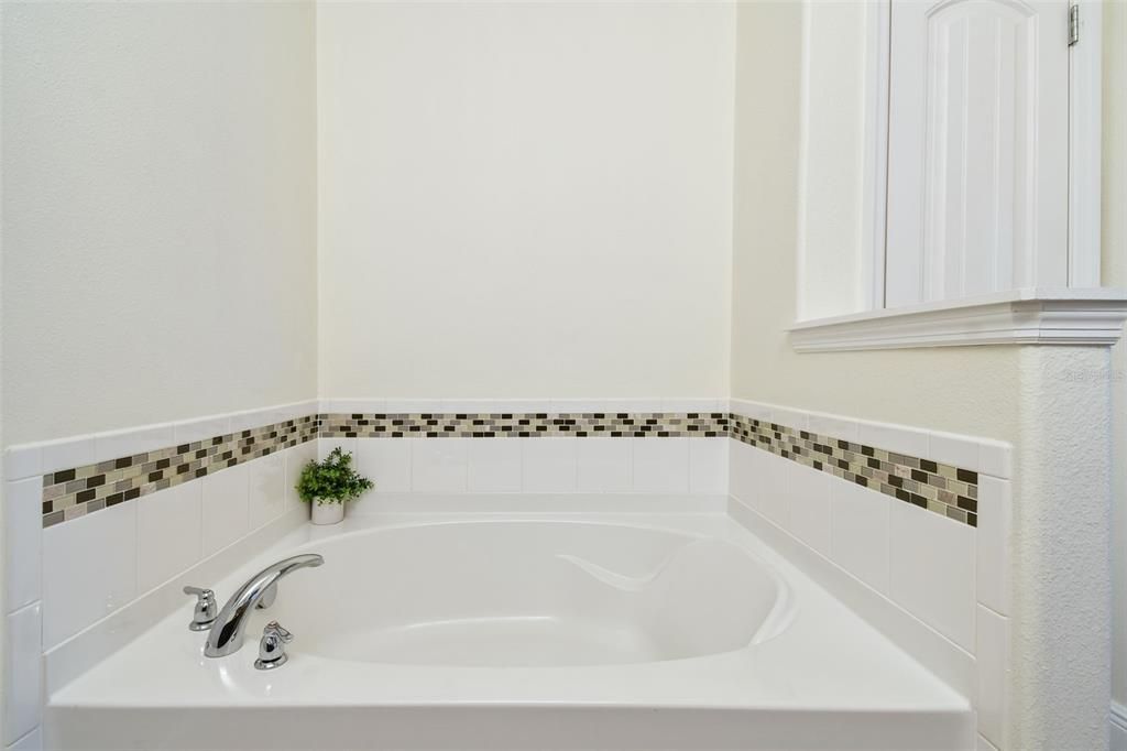 For Sale: $600,000 (5 beds, 4 baths, 2723 Square Feet)