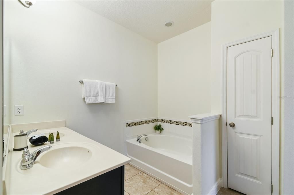 For Sale: $600,000 (5 beds, 4 baths, 2723 Square Feet)