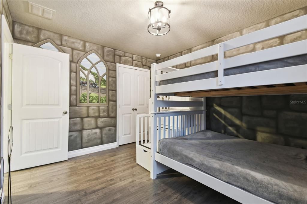 For Sale: $600,000 (5 beds, 4 baths, 2723 Square Feet)