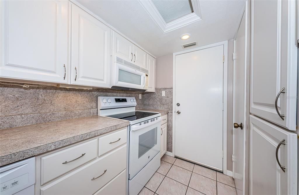 For Sale: $279,000 (2 beds, 2 baths, 1300 Square Feet)