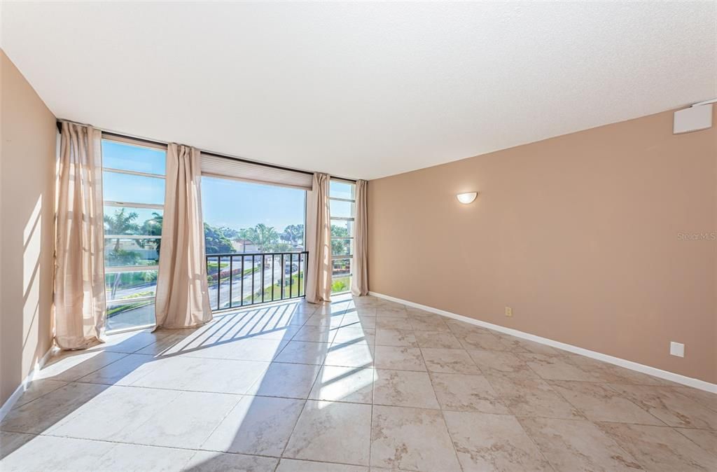 For Sale: $279,000 (2 beds, 2 baths, 1300 Square Feet)