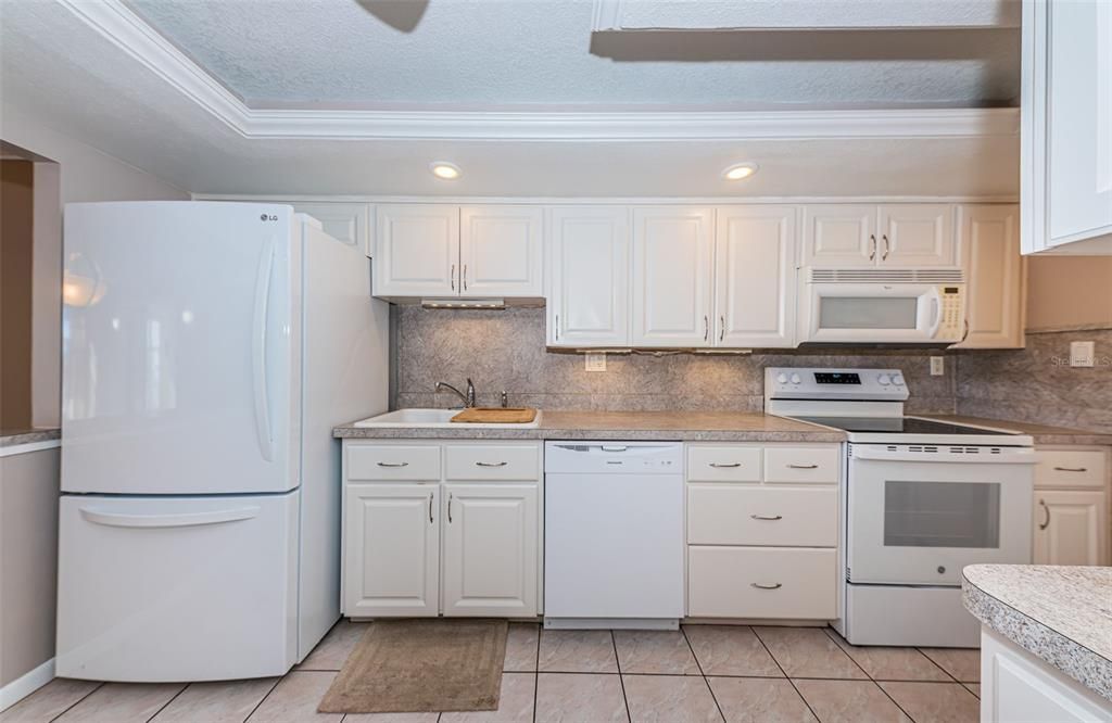 For Sale: $279,000 (2 beds, 2 baths, 1300 Square Feet)