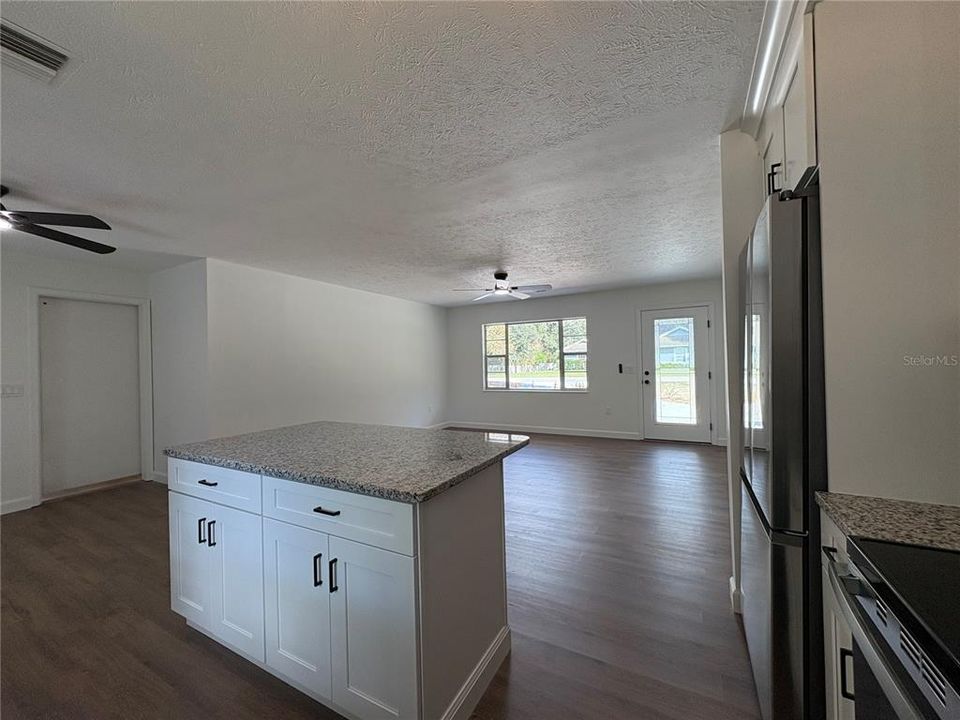 For Sale: $256,000 (3 beds, 2 baths, 1239 Square Feet)