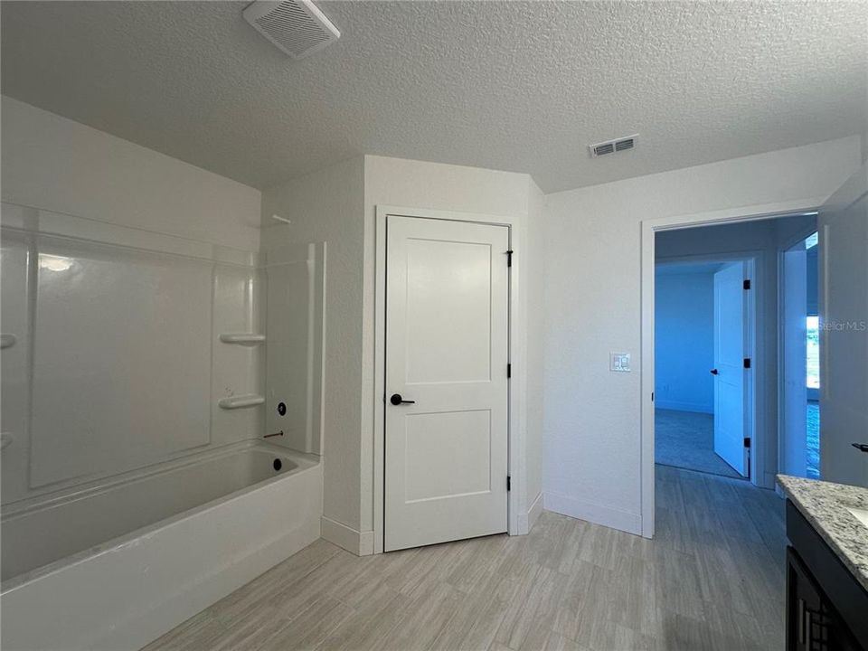 待售: $331,700 (4 贝兹, 3 浴室, 2212 平方英尺)