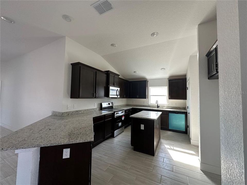 待售: $331,700 (4 贝兹, 3 浴室, 2212 平方英尺)