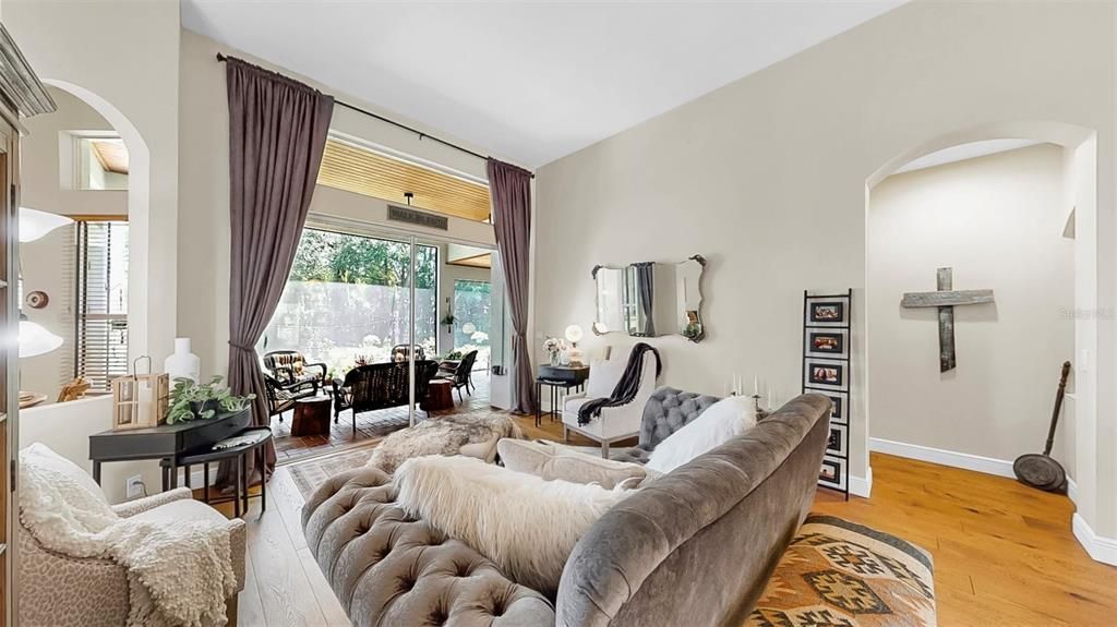 Под контрактом: $684,000 (5 спален, 3 ванн, 2861 Квадратных фут)