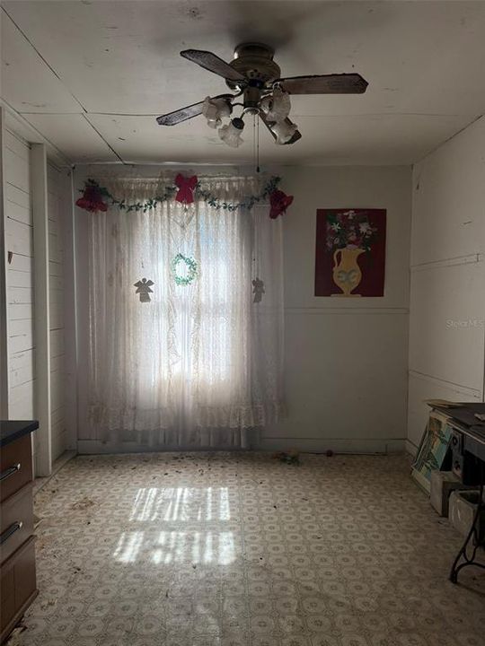 Active With Contract: $75,000 (3 beds, 1 baths, 822 Square Feet)