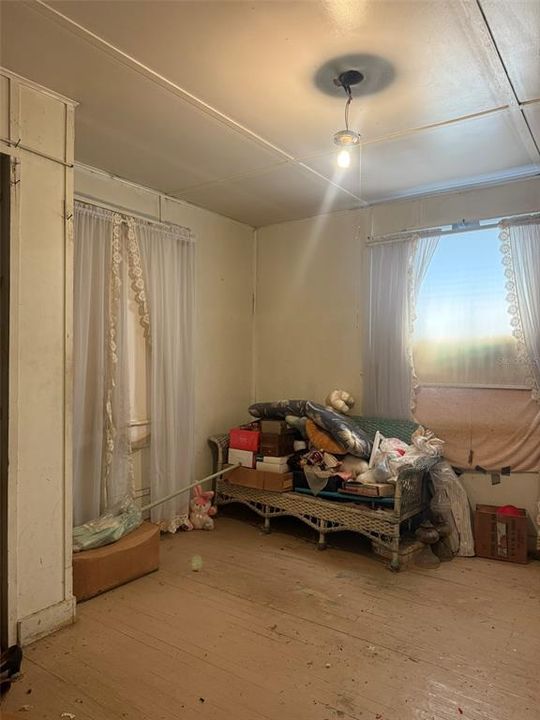 Active With Contract: $75,000 (3 beds, 1 baths, 822 Square Feet)