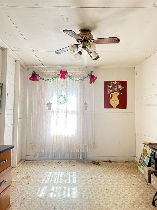 Active With Contract: $75,000 (3 beds, 1 baths, 822 Square Feet)