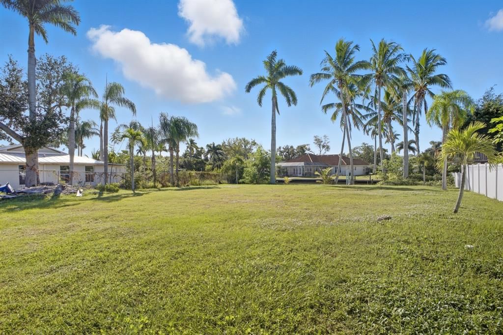 На продажу: $749,900 (0.24 acres)