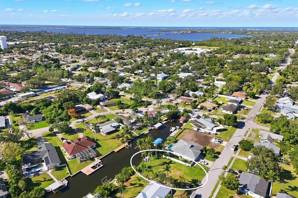 На продажу: $749,900 (0.24 acres)