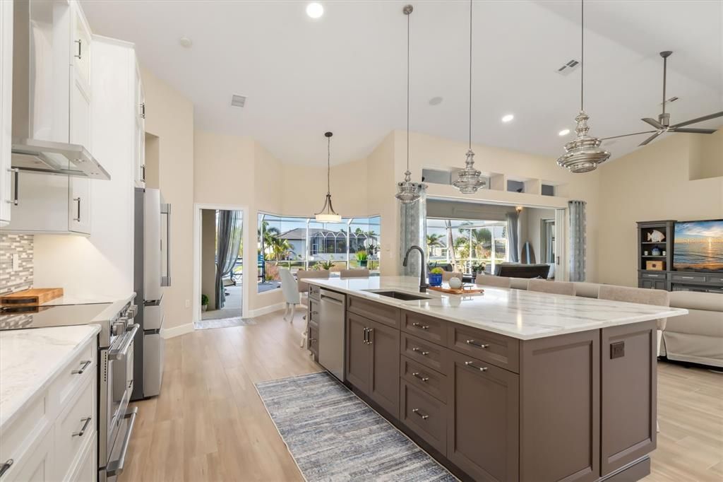 合同活跃: $959,000 (3 贝兹, 2 浴室, 2473 平方英尺)