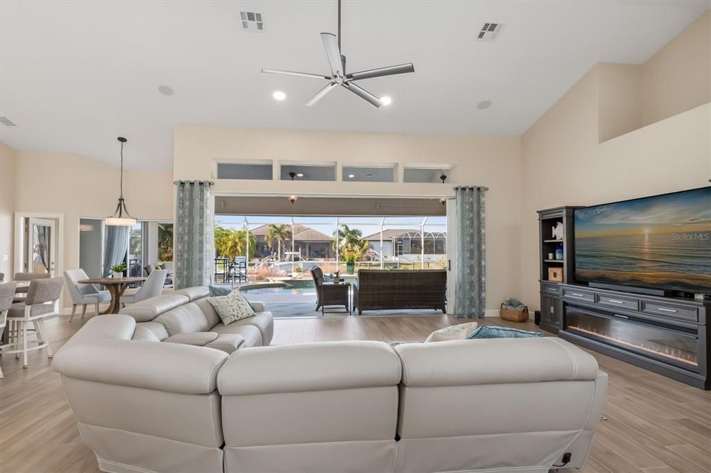 合同活跃: $959,000 (3 贝兹, 2 浴室, 2473 平方英尺)