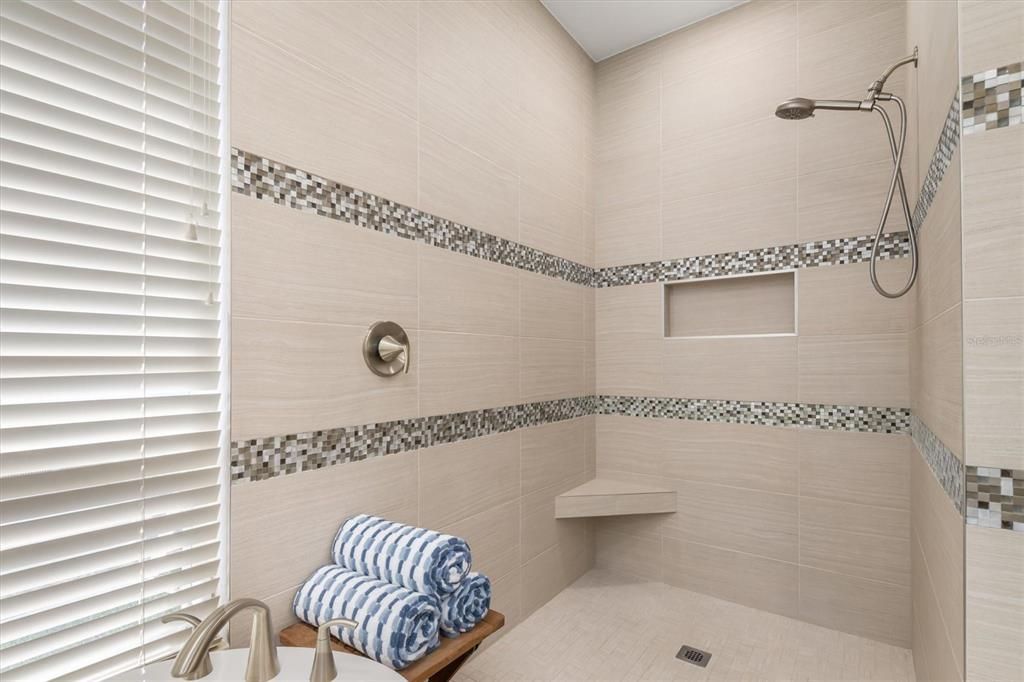 合同活跃: $959,000 (3 贝兹, 2 浴室, 2473 平方英尺)