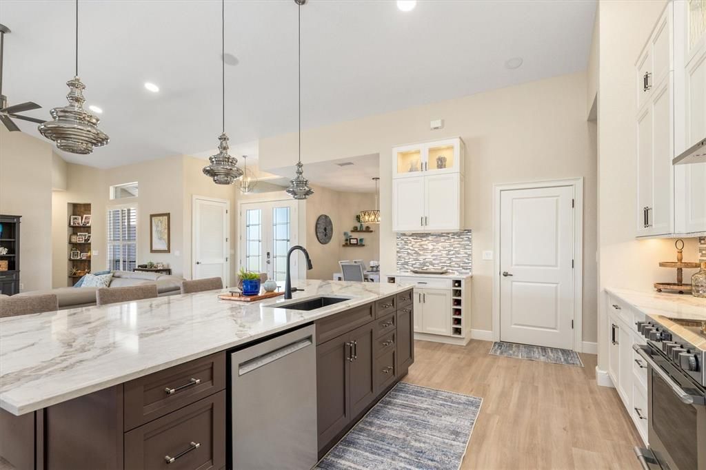 合同活跃: $959,000 (3 贝兹, 2 浴室, 2473 平方英尺)