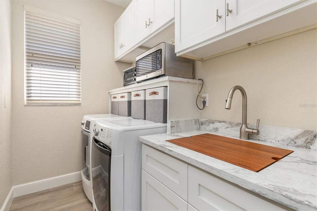 合同活跃: $959,000 (3 贝兹, 2 浴室, 2473 平方英尺)