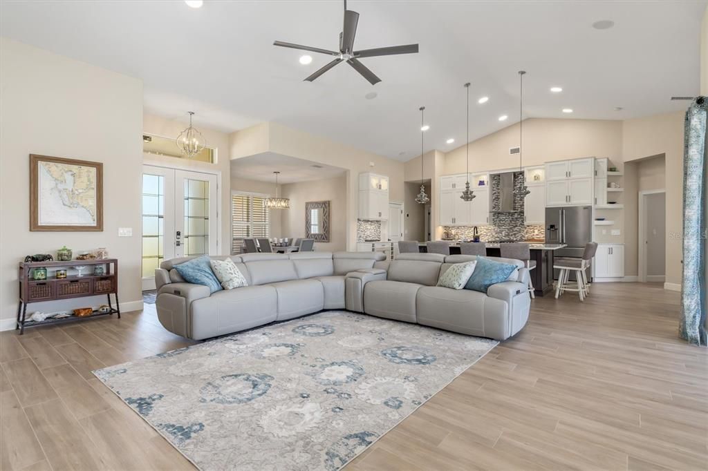 合同活跃: $959,000 (3 贝兹, 2 浴室, 2473 平方英尺)