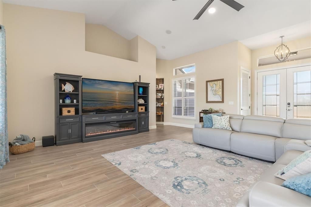 合同活跃: $959,000 (3 贝兹, 2 浴室, 2473 平方英尺)