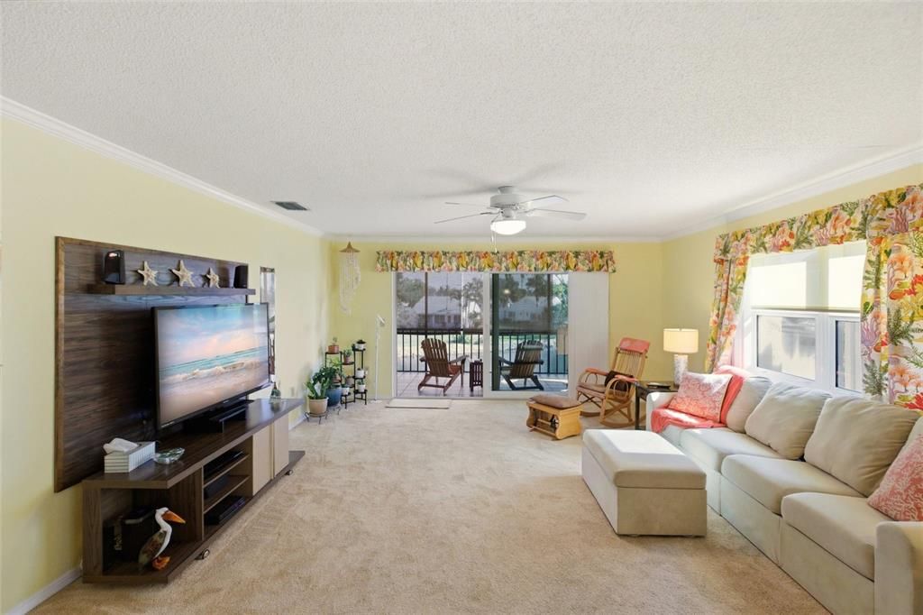 For Sale: $264,900 (2 beds, 2 baths, 1389 Square Feet)