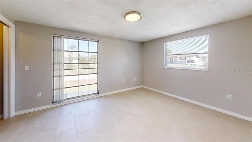 合同活跃: $1,600 (3 贝兹, 2 浴室, 1455 平方英尺)