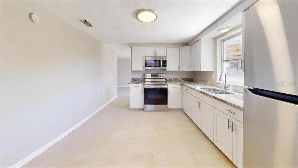 合同活跃: $1,600 (3 贝兹, 2 浴室, 1455 平方英尺)