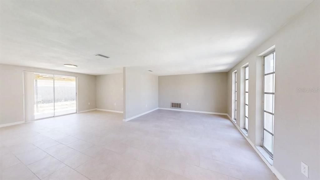 合同活跃: $1,600 (3 贝兹, 2 浴室, 1455 平方英尺)