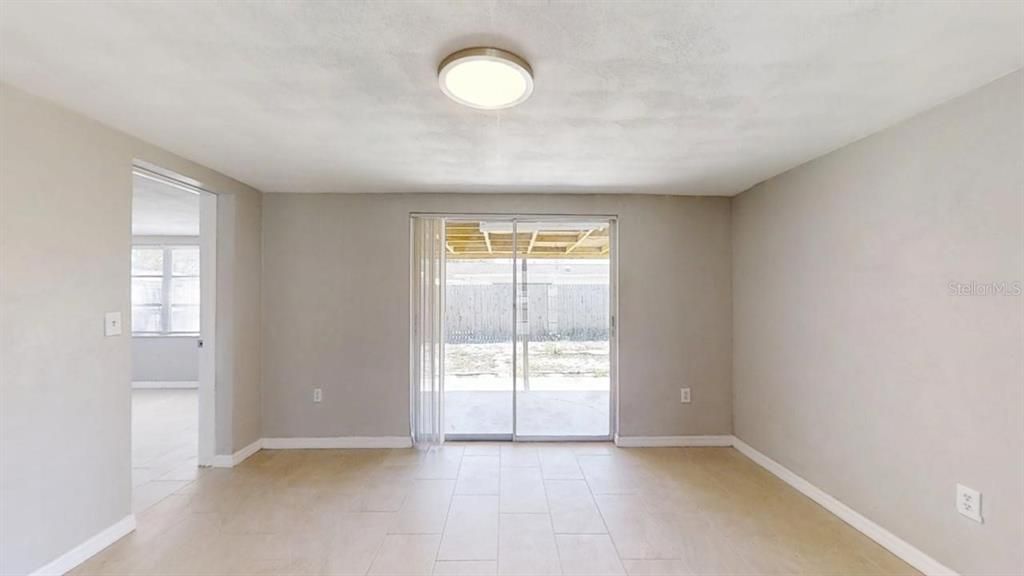 合同活跃: $1,600 (3 贝兹, 2 浴室, 1455 平方英尺)