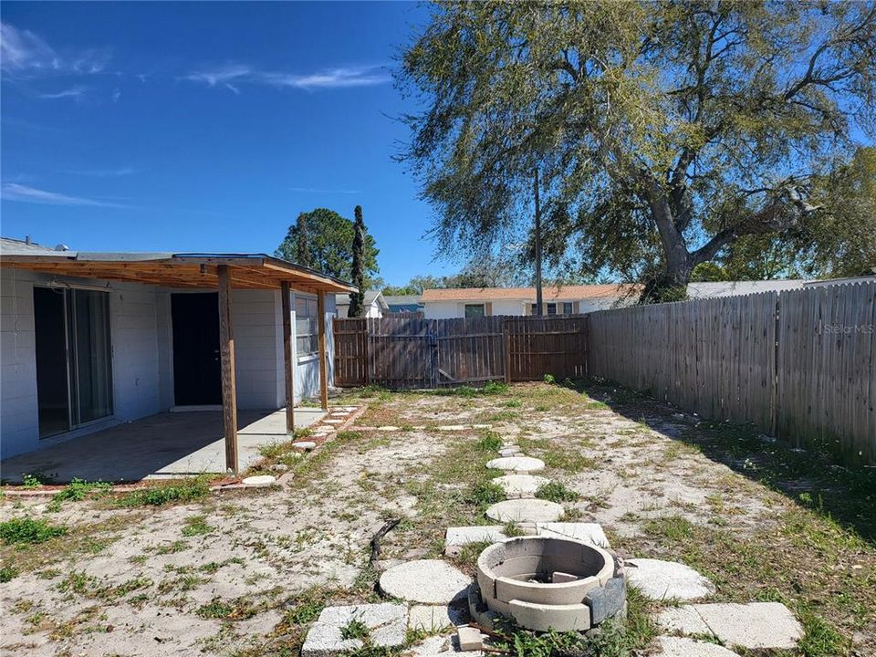 合同活跃: $1,600 (3 贝兹, 2 浴室, 1455 平方英尺)