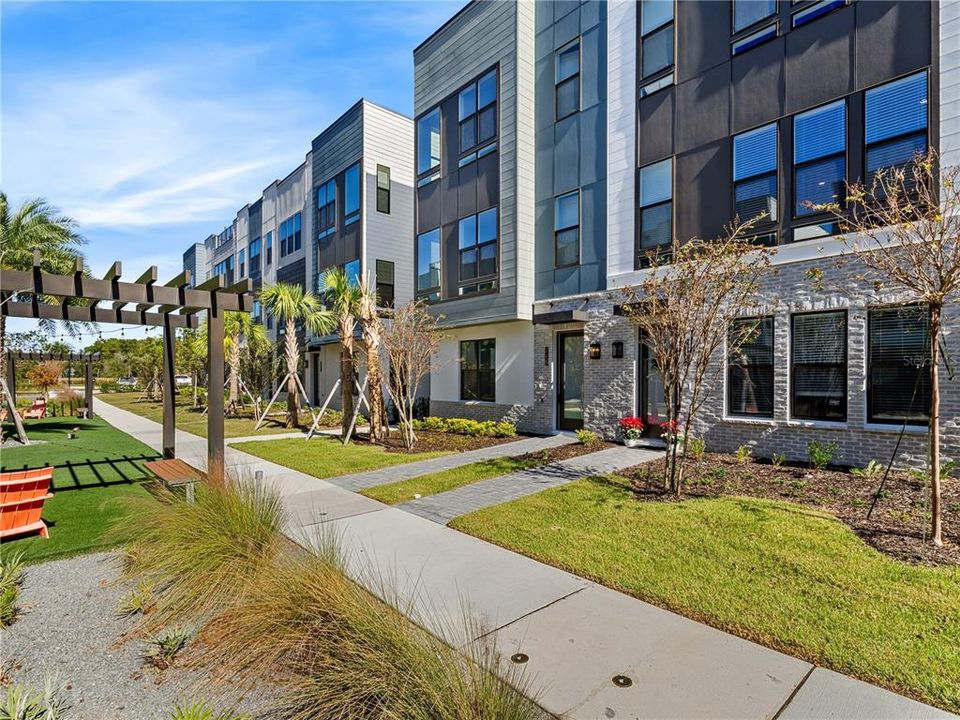 For Sale: $650,000 (3 beds, 3 baths, 2085 Square Feet)