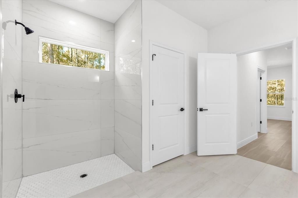 合同活跃: $300,000 (4 贝兹, 2 浴室, 1833 平方英尺)