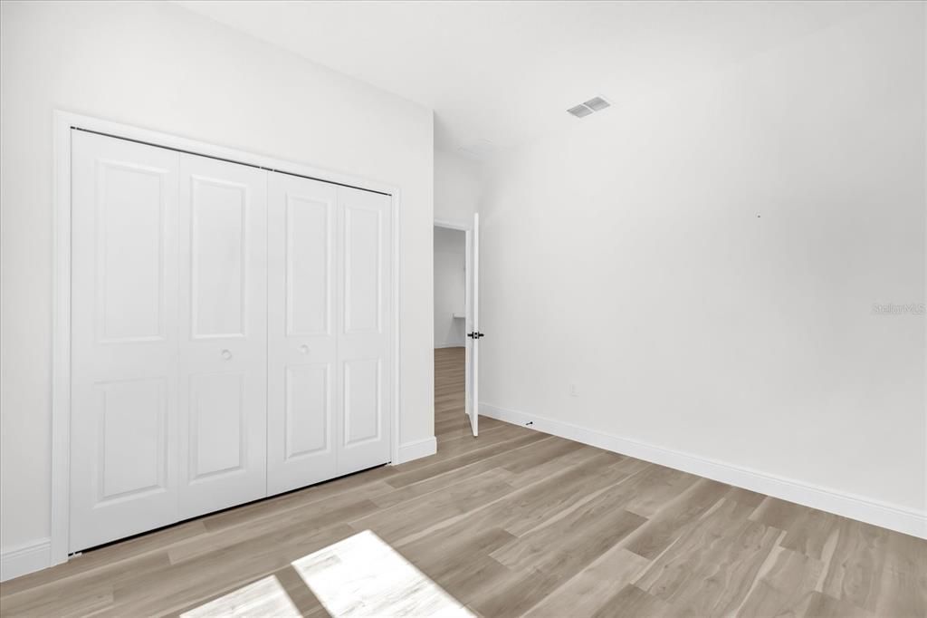 合同活跃: $300,000 (4 贝兹, 2 浴室, 1833 平方英尺)