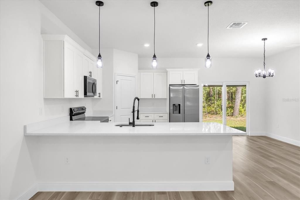 合同活跃: $300,000 (4 贝兹, 2 浴室, 1833 平方英尺)