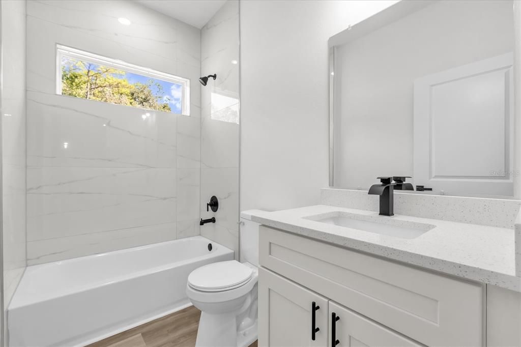 合同活跃: $300,000 (4 贝兹, 2 浴室, 1833 平方英尺)