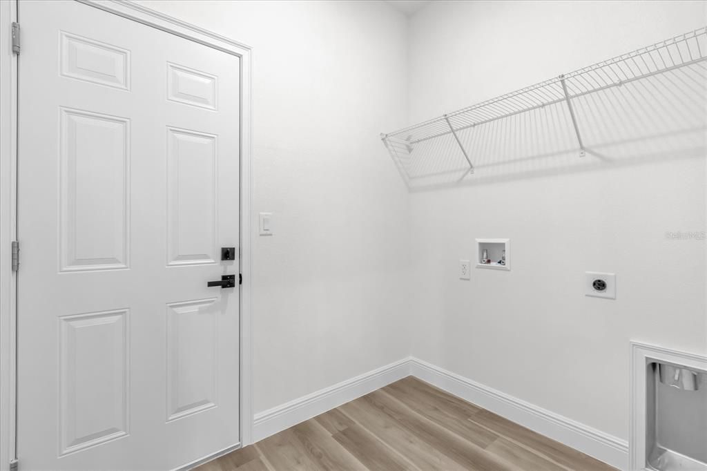 合同活跃: $300,000 (4 贝兹, 2 浴室, 1833 平方英尺)