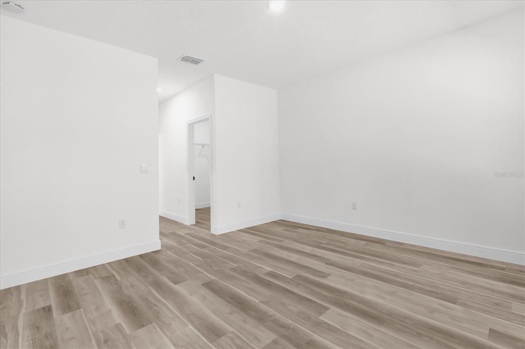 合同活跃: $300,000 (4 贝兹, 2 浴室, 1833 平方英尺)