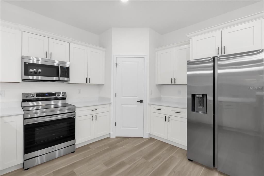 合同活跃: $300,000 (4 贝兹, 2 浴室, 1833 平方英尺)