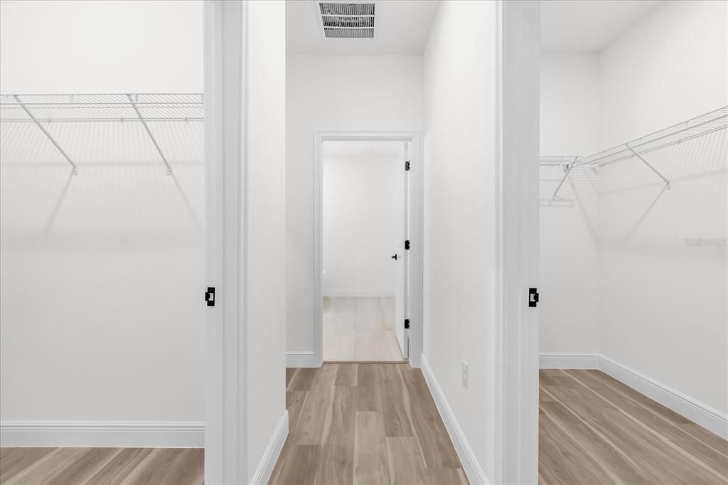 合同活跃: $300,000 (4 贝兹, 2 浴室, 1833 平方英尺)