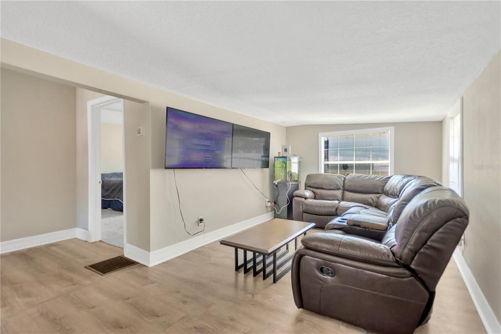 For Sale: $279,900 (3 beds, 1 baths, 1080 Square Feet)