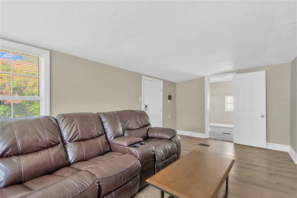 For Sale: $279,900 (3 beds, 1 baths, 1080 Square Feet)