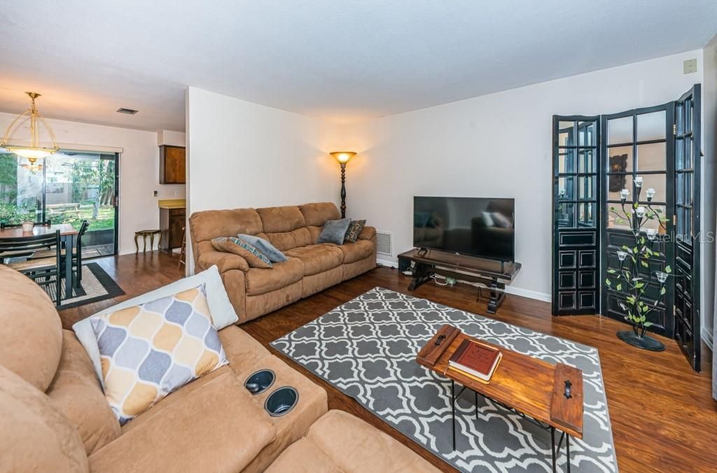 For Sale: $332,500 (2 beds, 1 baths, 1026 Square Feet)