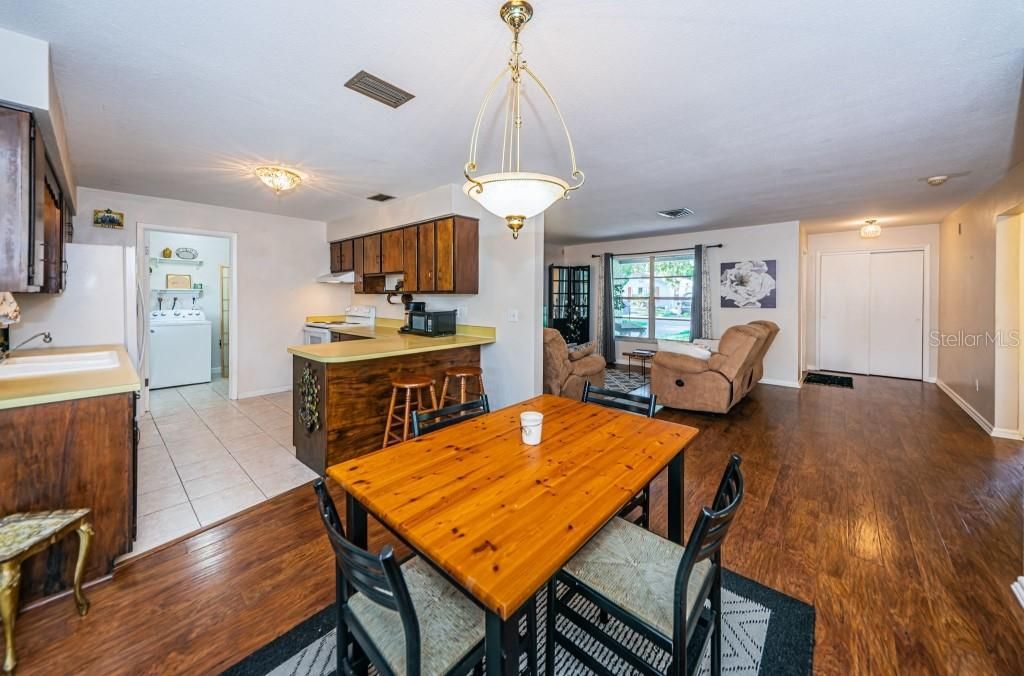 For Sale: $332,500 (2 beds, 1 baths, 1026 Square Feet)